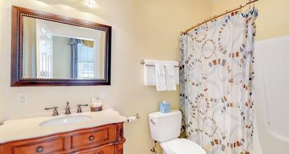 Cozy & Clean Second-Story Suite w/ Kitchenette & Free WiFi - Walk to the Harbor