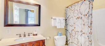 Cozy & Clean Second-Story Suite w/ Kitchenette & Free WiFi - Walk to the Harbor