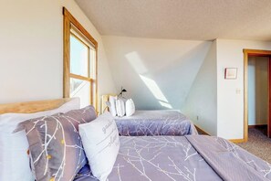 Escritorio, tabla de planchar con plancha, wifi gratis y ropa de cama 