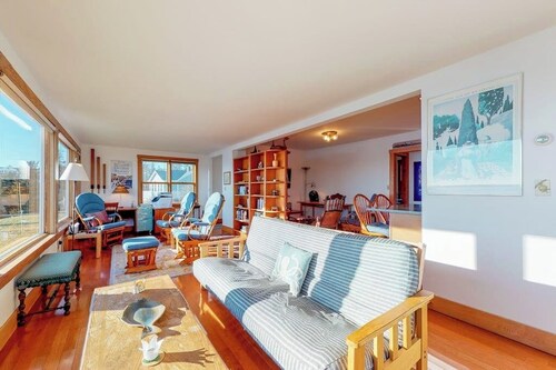 Stunning oceanfront cottage w/ private deck and Atlantic views