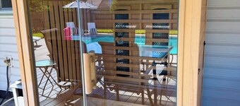 Poolside Escape: Pool-Jacuzzi-Pool Table-Sauna-Sleeps 16