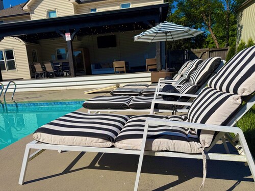 Poolside Escape: Pool-Jacuzzi-Pool Table-Sauna-Sleeps 16