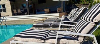 Poolside Escape: Pool-Jacuzzi-Pool Table-Sauna-Sleeps 16