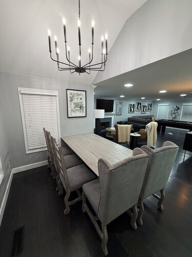 Poolside Escape: Pool-Jacuzzi-Pool Table-Sauna-Sleeps 16