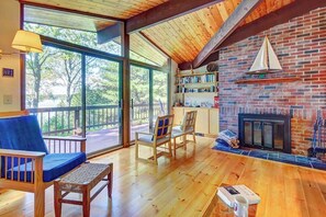 TV, DVD player, books, stereo - Beautiful hidden Waterfront Retreat with  Rocky Beach (East Boothbay)