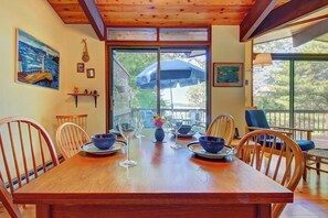 Dining - Beautiful hidden Waterfront Retreat with  Rocky Beach (East Boothbay)