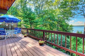 Outdoor dining - Beautiful hidden Waterfront Retreat with  Rocky Beach (East Boothbay)