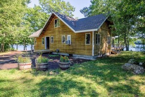 Exterior - Private waterfront home with large deck & deep water dock (Georgetown)