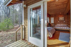 Room - Private waterfront home with large deck & deep water dock (Georgetown)
