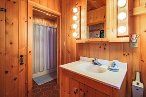 Bathroom - Private waterfront home with large deck & deep water dock (Georgetown)