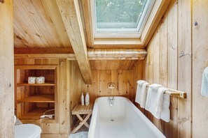 Shower, towels - Waterfront cabin with amazing views from the deck & lake access (Beaver Cove)
