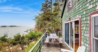 Bayfront cottage with fantastic views & minutes to downtown - Dog-friendly