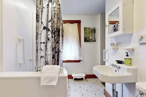 Douche, sèche-cheveux, serviettes fournies