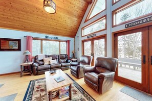 TV, fireplace, DVD player, stereo - Lakefront Chalet-Style Home with Large Deck, a Dock & Beautiful Lake Views (Greenville)