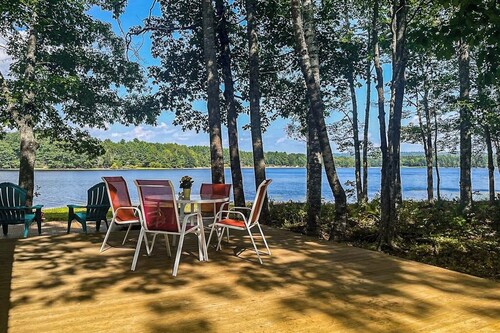 Cozy lakefront cabin with amazing views, deck, firepit, & water access
