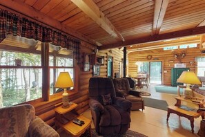 TV, DVD player, video library, stereo - Dog-Friendly Lakefront Log Cabin with Peaceful Atmosphere, Dock & Boat Launch (Rockwood)