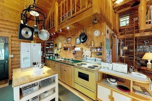 Fridge, microwave, oven, stovetop - Dog-Friendly Lakefront Log Cabin with Peaceful Atmosphere, Dock & Boat Launch (Rockwood)