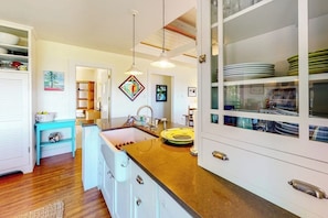 Fridge, microwave, oven, stovetop - Dog-friendly bayfront home close to Rockland with water view - snowbirds welcome (St. George)