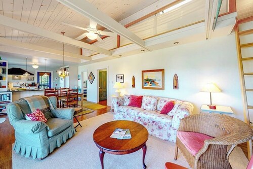 Dog-friendly bayfront home close to Rockland with water view - snowbirds welcome