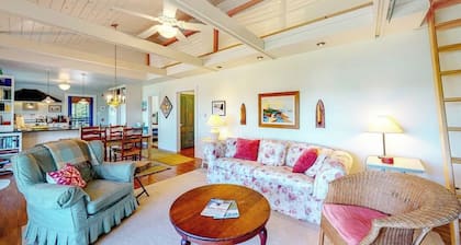 Dog-friendly bayfront home close to Rockland with water view - snowbirds welcome