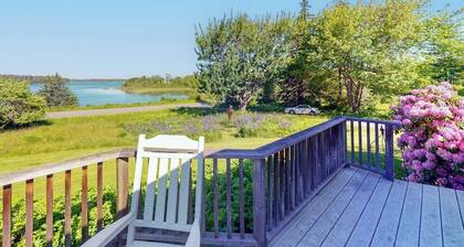 Dog-friendly bayfront home close to Rockland with water view - snowbirds welcome