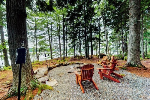 The Cottage | Peaceful 32-Acre Lakefront Getaway | Canoe, Firepit & Big Deck