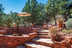 Property grounds - 3 King Suites Walk to Uptown Views & Trails (Sedona)