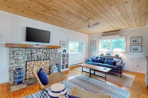 TV, books - Bayfront Cottage on Mill Cove w/ Private Dock & Furnished Deck - Walk Downtown (Boothbay Harbor)