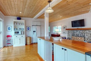 Fridge, microwave, oven, stovetop - Bayfront Cottage on Mill Cove w/ Private Dock & Furnished Deck - Walk Downtown (Boothbay Harbor)