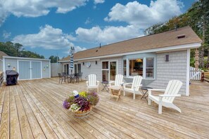 Outdoor dining - Bayfront Cottage on Mill Cove w/ Private Dock & Furnished Deck - Walk Downtown (Boothbay Harbor)