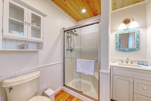 Shower, hair dryer, towels - Bayfront Cottage on Mill Cove w/ Private Dock & Furnished Deck - Walk Downtown (Boothbay Harbor)
