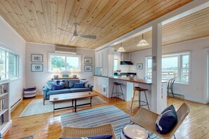 TV, books - Bayfront Cottage on Mill Cove w/ Private Dock & Furnished Deck - Walk Downtown (Boothbay Harbor)