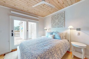 Desk, iron/ironing board, free WiFi, bed sheets - Bayfront Cottage on Mill Cove w/ Private Dock & Furnished Deck - Walk Downtown (Boothbay Harbor)