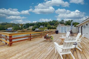 Outdoor dining - Bayfront Cottage on Mill Cove w/ Private Dock & Furnished Deck - Walk Downtown (Boothbay Harbor)