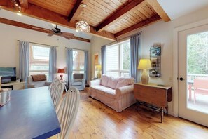 TV, books, video library - Home with deck, great location in the heart of Acadia National Park (Mount Desert)