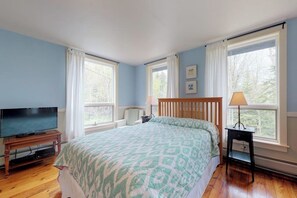 Iron/ironing board, free WiFi, bed sheets - Home with deck, great location in the heart of Acadia National Park (Mount Desert)