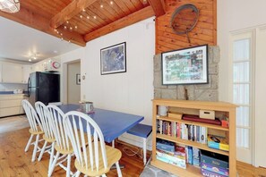 Dining - Home with deck, great location in the heart of Acadia National Park (Mount Desert)