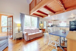 TV, books, video library - Home with deck, great location in the heart of Acadia National Park (Mount Desert)