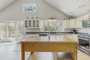Fridge, microwave, oven, stovetop - Modern farmhouse with deck, firepit, & balcony (Northport)