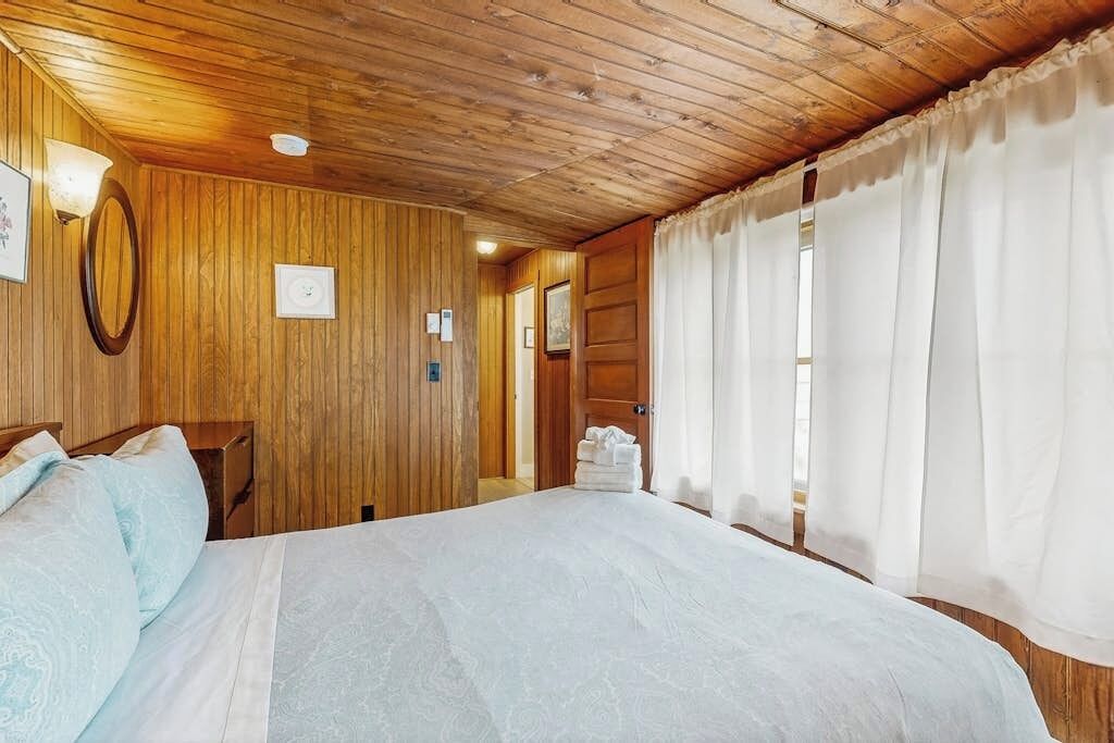 Een bureau, gratis wifi, beddengoed