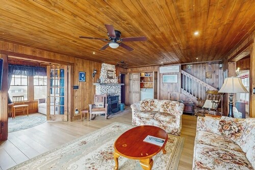 Dog-friendly, bayfront home - gorgeous ocean views, private balcony & fireplace
