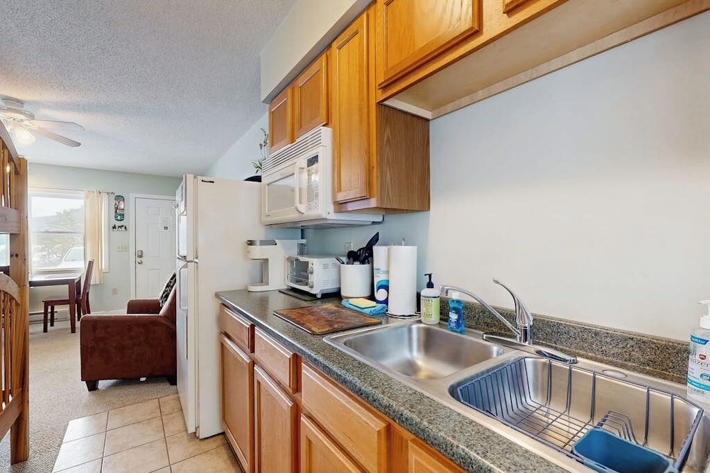 Fridge, microwave, coffee/tea maker, toaster