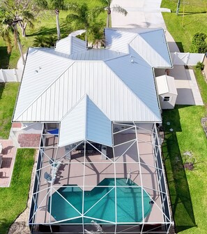 Ein Haus mit einer großen Terrasse und einem Swimmingpool.
