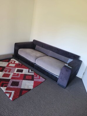 Living area - Spacious double bedroom with private bathroom & balcony available. (onehunga)