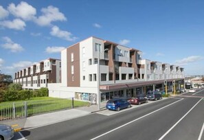 Exterior - Spacious double bedroom with private bathroom & balcony available. (onehunga)