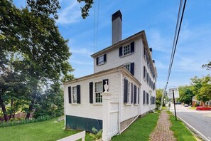 Exterior - National Historic Landmark Home in Wiscasset Village w/ Complimentary Tour (Wiscasset)