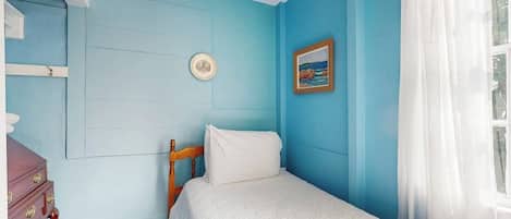 Tabla de planchar con plancha, wifi gratis y ropa de cama