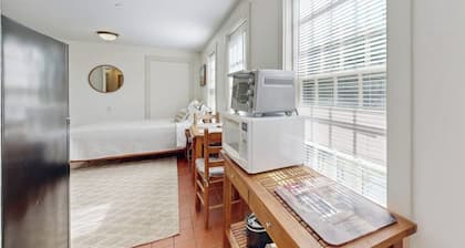 Downtown, ground floor studio near the ocean w/patio, outdoor dining area & more