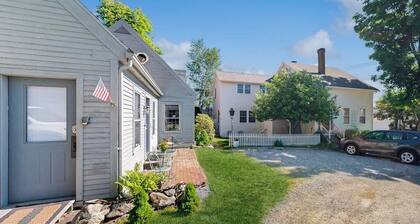 Downtown, ground floor studio near the ocean w/patio, outdoor dining area & more