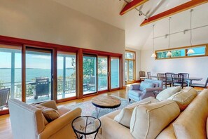 TV, fireplace, DVD player - Delightful oceanfront home with amazing views, wrap-around deck & two fireplaces (Westport)